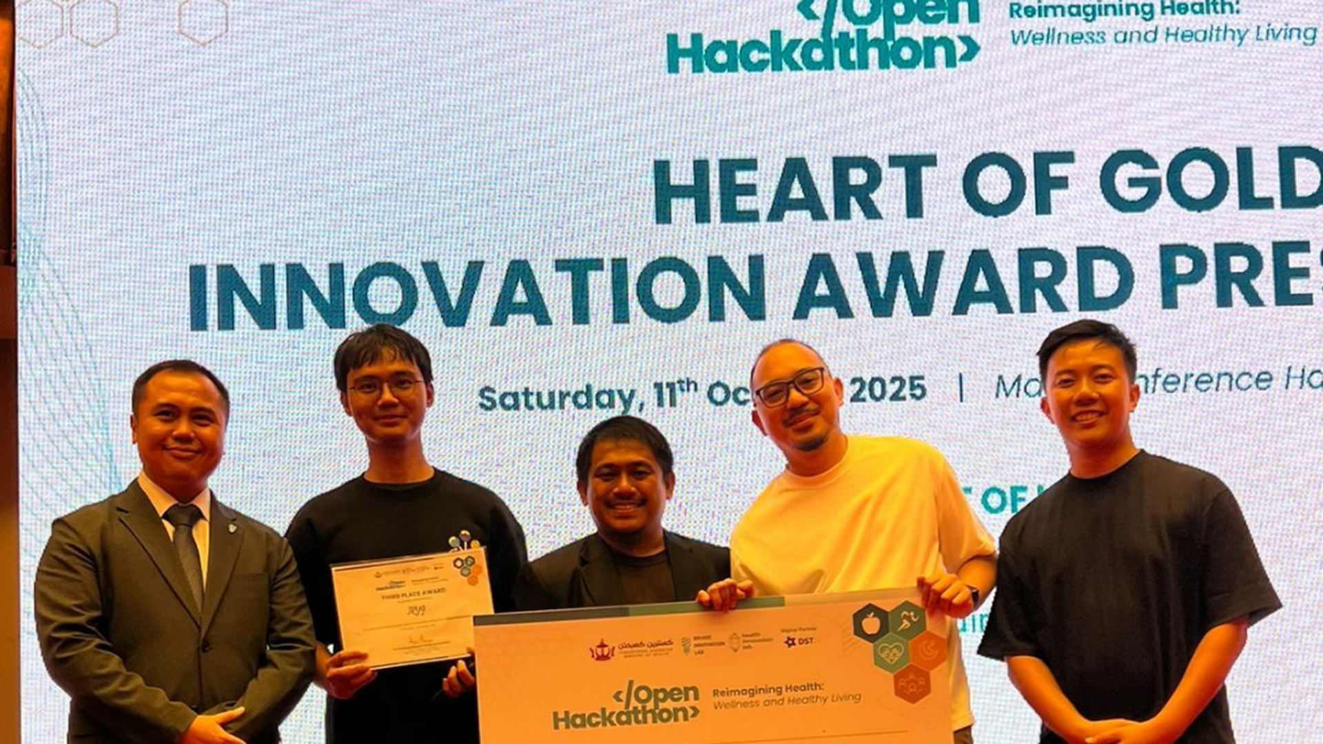 The everBetter team receiving the BND$800 Heart of Gold Innovation Award at the Health Innovation Lab Open Hackathon